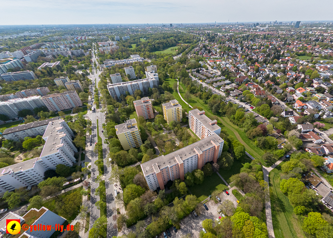 04.05.2023 - Luftbilder von der Fassadensanierung am Karl-Marx-Ring 11-21 in Neuperlach